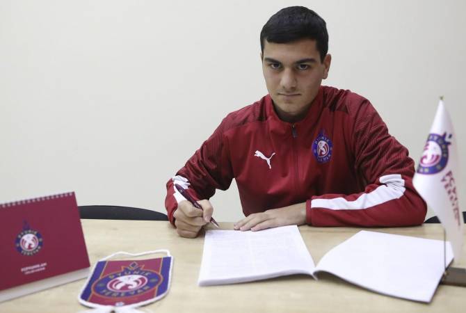 16-летний футболист подписал свой первый профессиональный контракт