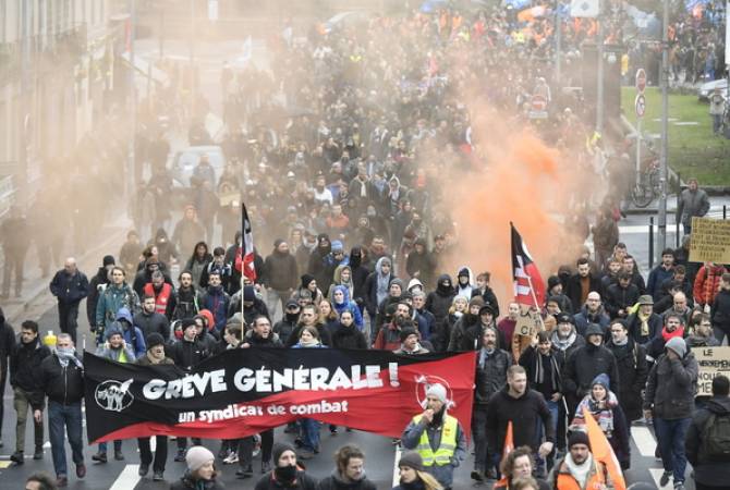 СМИ: на акции протеста в Нанте полиция применила слезоточивый газ