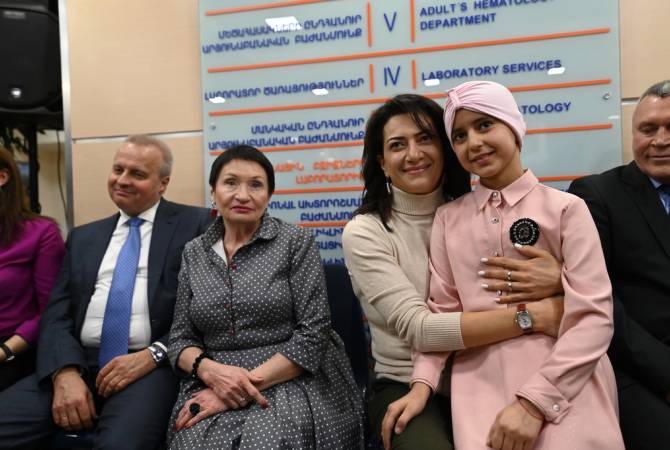 Анна Акопян и посол РФ поздравили проходящих в гематологическом центре лечение 
детей 

