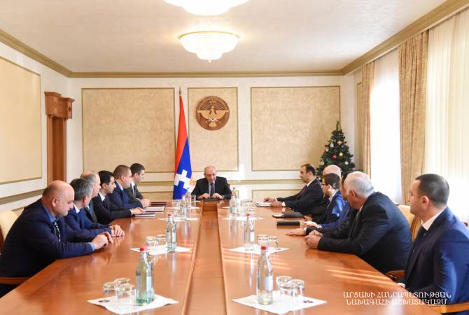 Президент  Арцаха  Бако Саакян принял группу сотрудников компании «Арцахэнерго»