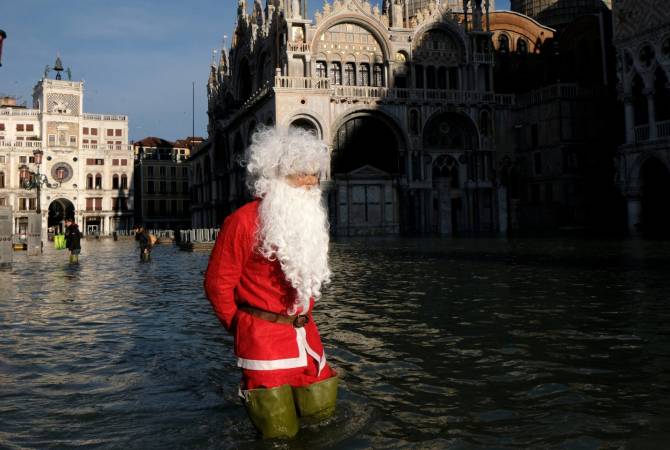 В Венеции в преддверии Рождества вновь затопило улицы