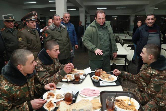 وزير دفاع أرمينيا دافيت تونويان يزور المقر المركزي للتجنيد لمراقبة عملية التنجيد بموسم الشتاء 