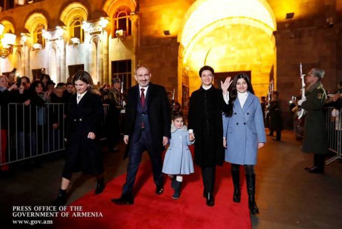 رئيس الوزراء نيكول باشينيان يحضر مع زوجته وبناته عرض «علاء الدين»بمسرح سوندوكيان الوطني الأكاديمي