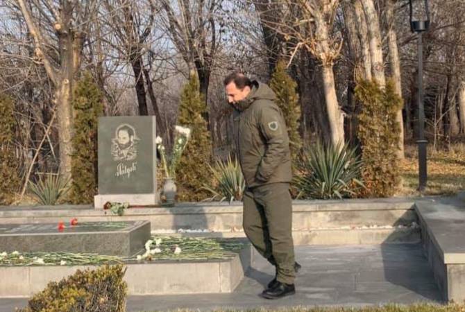 Defense Minister visits Yerablur to pay homage on memorial day 