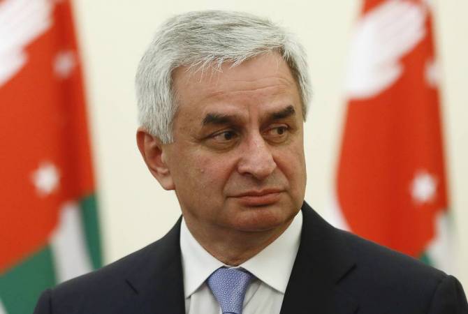 Парламент Абхазии принял отставку президента Рауля Хаджимбы
