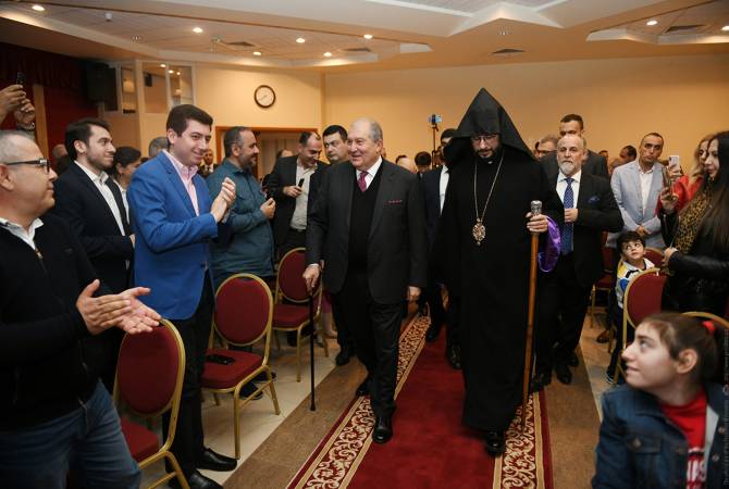 Армен Саркисян в Шардже встретился с представителями армянской общины