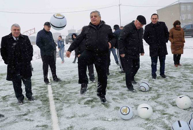 Армен Меликбекян вместе с Хореном Оганесяном принял участие в открытии стадиона 
Цовагюха