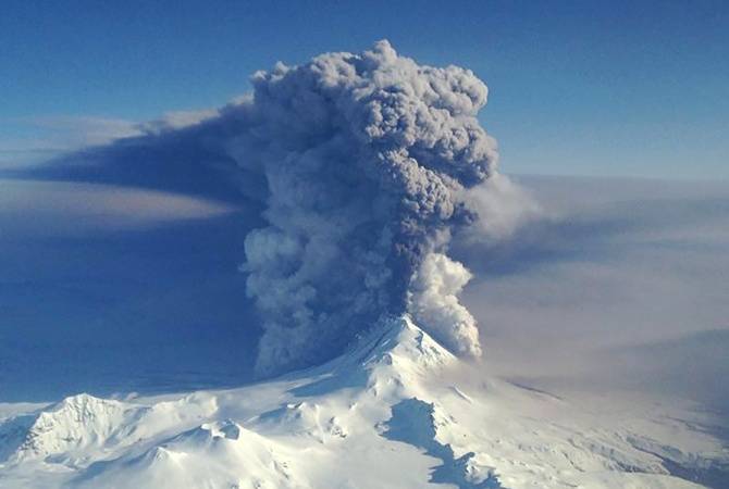 Вулкан на Аляске выбросил пепел на высоту более 9 км