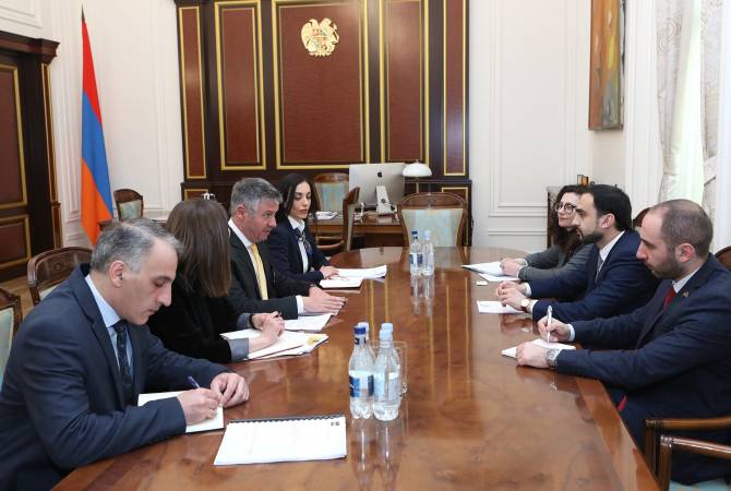 Вице-премьер Тигран Авинян принял новоназначенного директора армянского офиса АБР