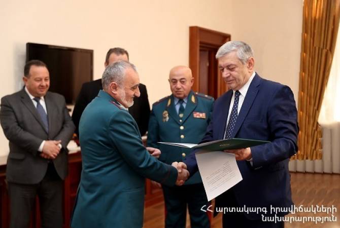 الرئيس الروسي فلاديمير بوتين يمنح اللواء هاملت ماتيفوسيان شهادة تقدير للتكامل العسكري والسياسي