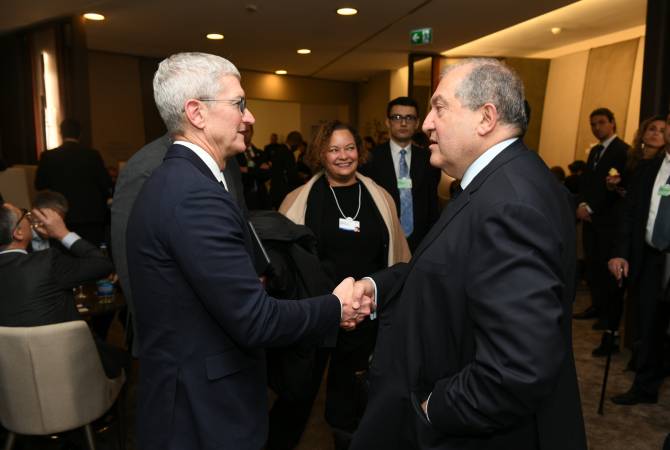 الرئيس أرمين سركيسيان يلتقي الرئيس التنفيذي لشركة أبل- تيم كوك على هامش المنتدى الاقتصادي في دافوس