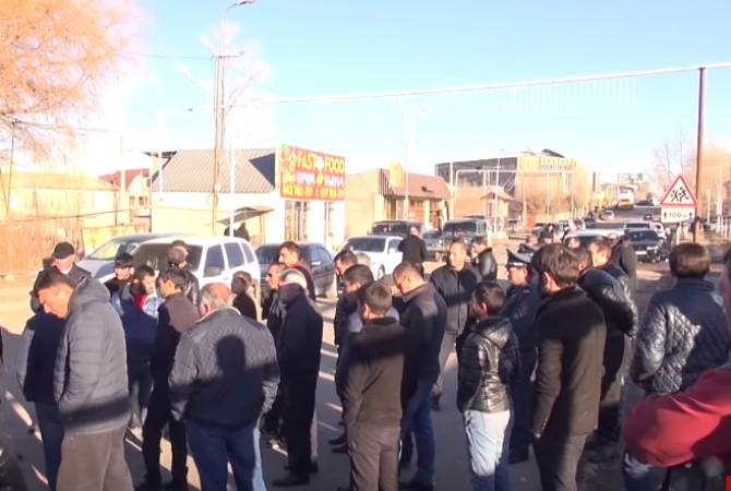 Անասնապահները բացել են Վարդենիս-Երևան ավտոճանապարհը և սպասում են ԱԺ-ում 
Փաշինյանի ելույթին
