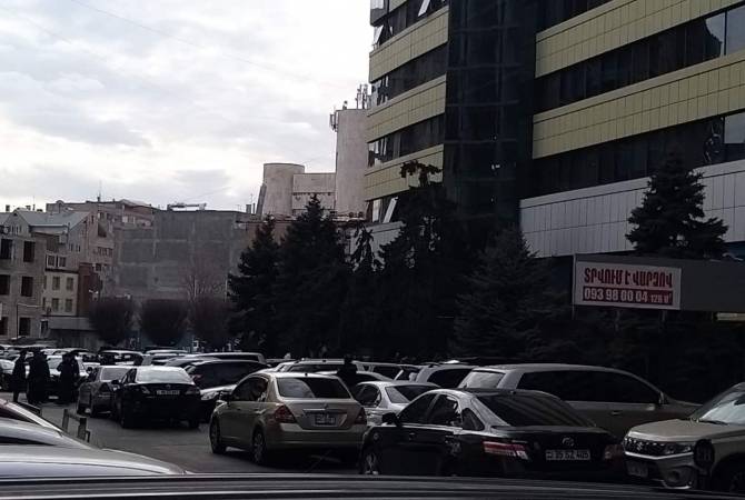 Police conduct negotiations with gunman in downtown Yerevan business center 