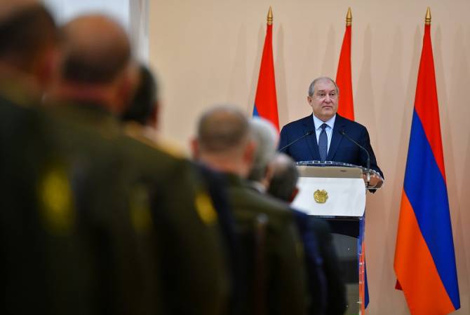 بعيد تأسيس القوات المسلحة الأرمينية الرئيس أرمين سركيسيان يمنح عدد من الجنود والمتطوعين ميداليات