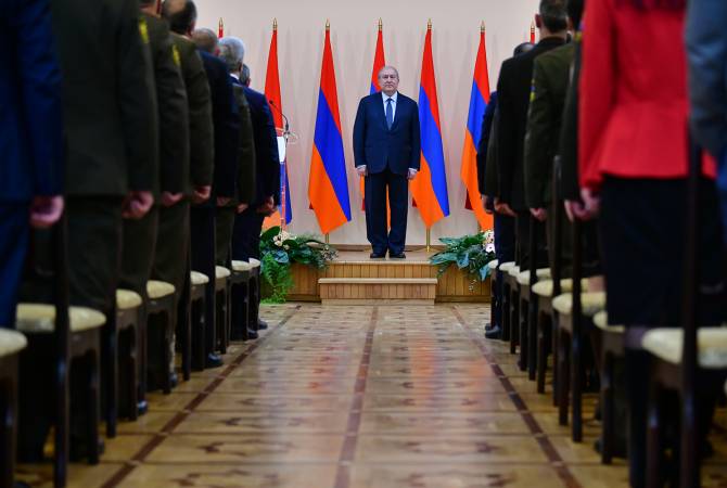 بالذكرى ال28 لتأسيس القوات المسلحة الأرمينية الرئيس سركيسيان يمنح ألقاب عسكرية لعدد من الضباط