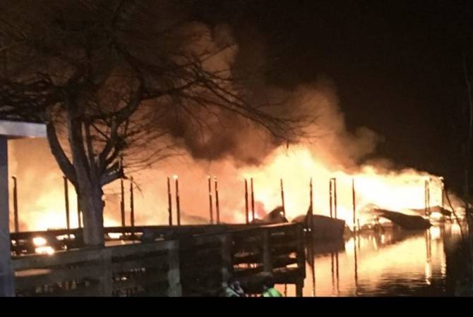 В Алабаме семь человек пропали в горящих лодках на причале на озере Гантерсвилль