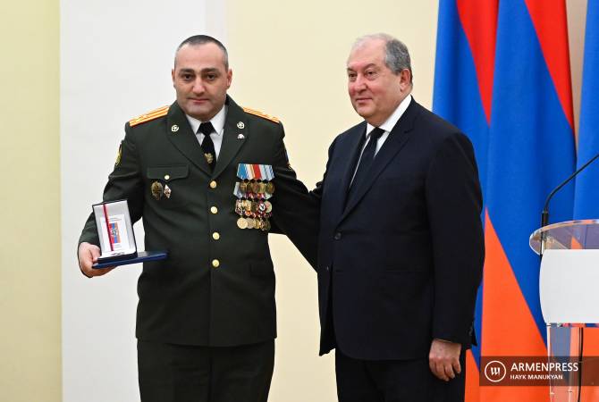 ՀՀ նախագահը մեդալներ և շքանշաններ հանձնեց հայրենիքի պաշտպանության գործի նվիրյալ զինծառայողներին

