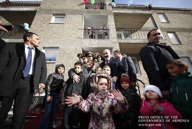 PM Pashinyan surprises Artsakh troops at apartment donation event 