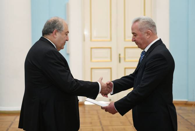 Новоназначенный посол Украины в Армении вручил Армену Саркисяну верительные 
грамоты

