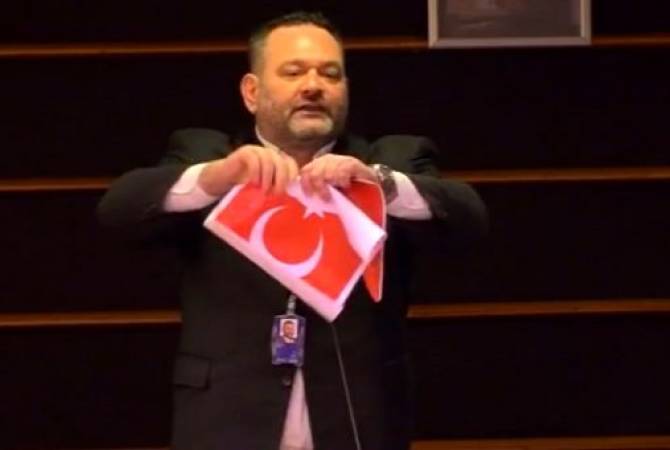 عضو البرلمان اليوناني إيوانيس لاغوس بتمزيق العلم التركي في نقاش بالبرلمان الأوروبي 