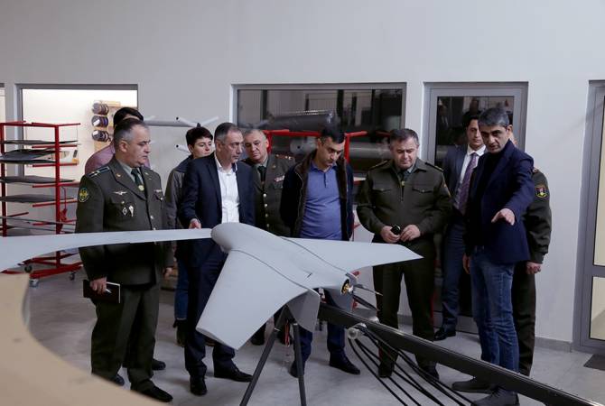 ՀՀ ԶՈւ գլխավոր շտաբի պետ Արտակ Դավթյանն այցելել է թռչող սարքեր արտադրող 
հայկական UAVLAB ընկերություն