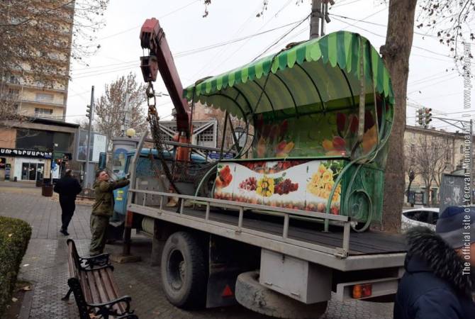 Երևանում ապամոնտաժվել են ծաղկի տաղավարներ ու նախկին Փակ շուկայի 
ճակատային մասի մետաղյա հովանոցները
