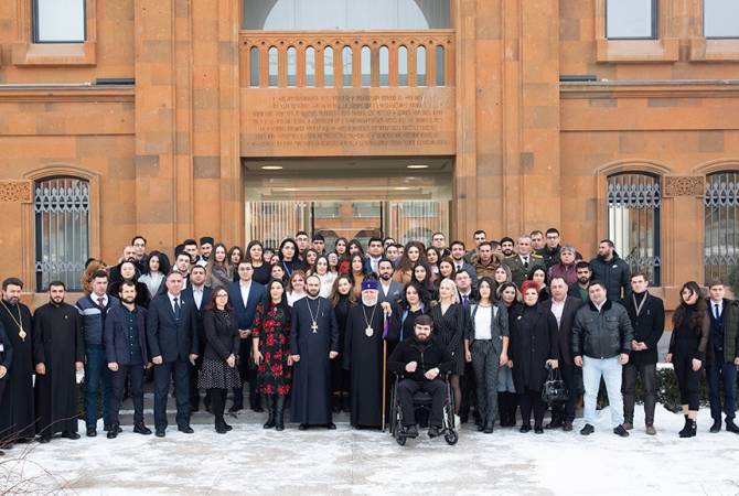 قداسة كاثوليكوس عموم الأرمن كاريكين الثاني يستقبل مجموعة من الشباب المميزين بالكرسي الأم-إتشميادزين