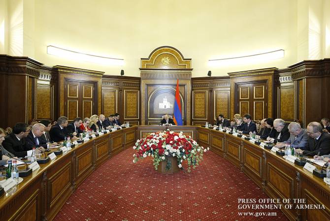 Премьер-министр Армении послам стран ОБСЕ представил подробности проведения 
референдума