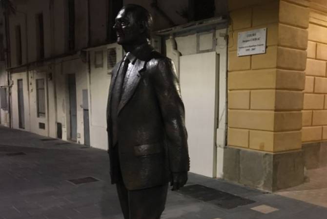 В Ницце вандалы осквернили памятник Жаку Шираку