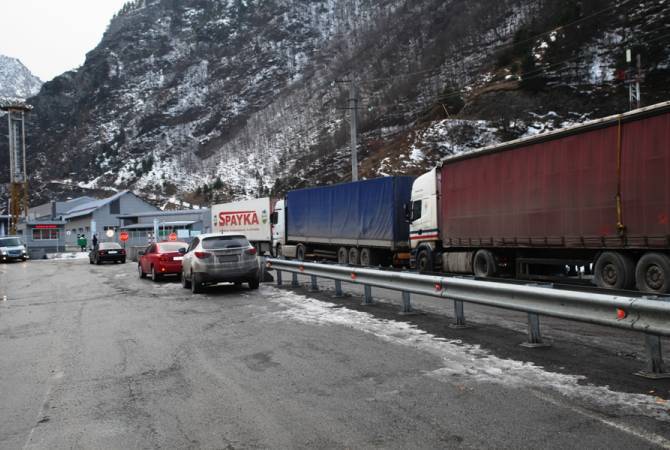 Ларс открыт для всех транспортных средств: на российской стороне скопилось около 1000 
грузовиков

