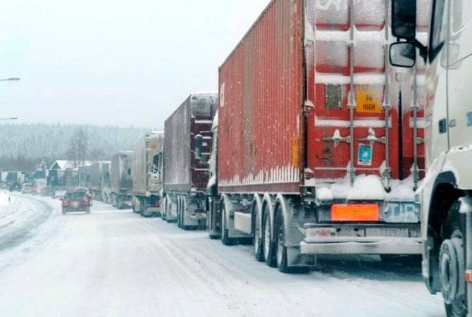 На российской стороне Ларса скопилось около 1000 грузовых автомобилей

