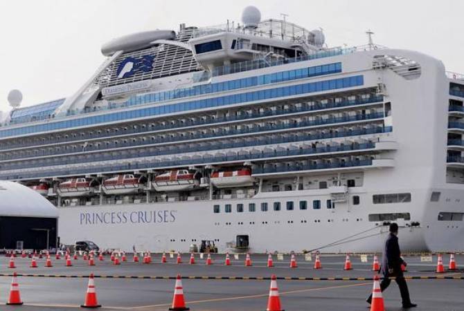 Незараженные пассажиры судна в Японии начнут покидать его с 19 февраля