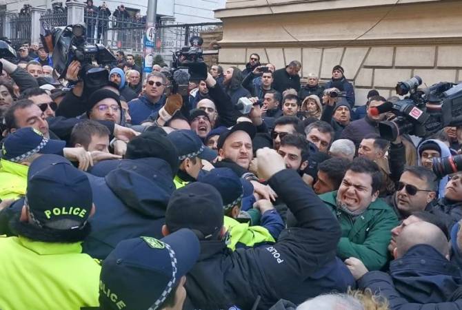 У парламента Грузии мобилизована полиция – манифестанты устроили "коридор позора"