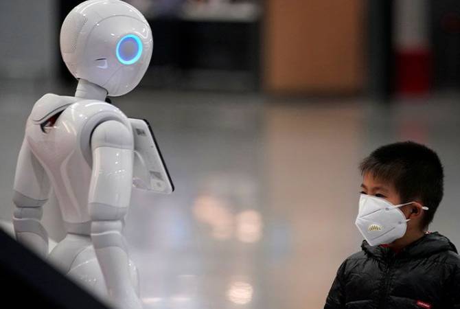 СМИ: в Китае создали роботов для измерения температуры тела людей в толпе