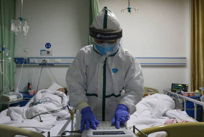 Число жертв коронавируса в Китае превысило две тысячи человек