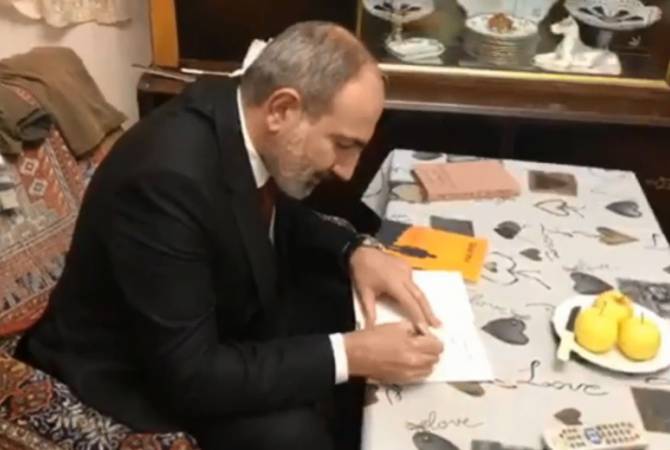 Pashinyan visits people’s houses and presents them with books