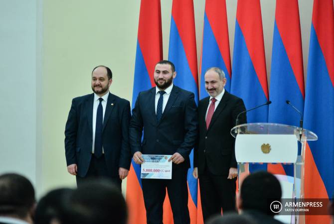 رئيس الوزراء نيكول باشينيان يستضيف أفضل 10 رياضيين بأرمينيا ل2019 ويوزع عليهم المكافئات