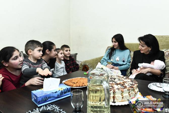 زوجة رئيس وزراء الأرميني السيدة آنا هاكوبيان تزور عائلة بزهانيان ذي ال12 طفل