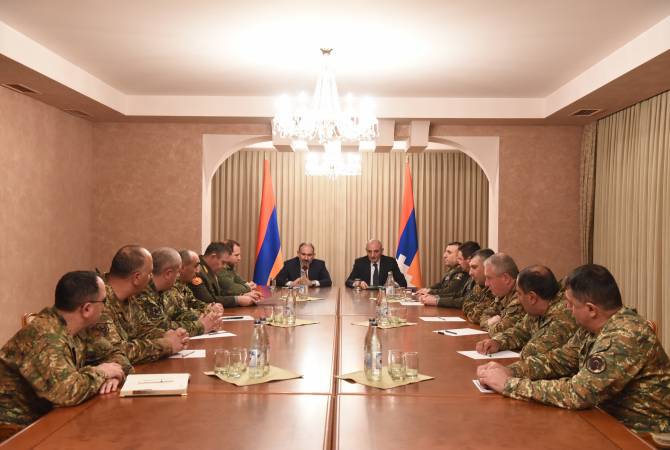  Никол Пашинян и Бако Саакян провели совещание с участием руководящего состава 
Вооруженных сил 