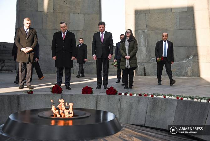 وزيرخارجية سلوفاكيا ميروسلاف لاجاك يزور نصب تسيتسرناكابيرد ويكرّم ذكرى شهداء الإبادة الأرمنية-يريفان