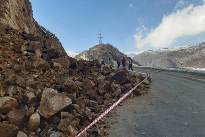 Երևան-Իրանի սահման ավտոճանապարհի Լիճք գյուղի հատվածում տեղի է ունեցել 
քարաթափում