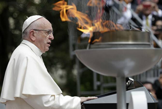 Папа Римский поддержал больных коронавирусом и врачей