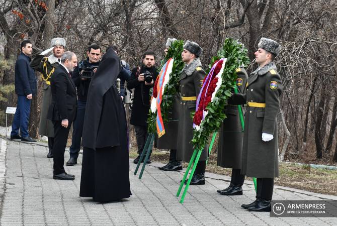 Pashinyan pays tribute to memory of Sumgait pogrom victims in Yerevan memorial