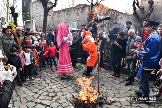Песни, музыка, игры: в Ереване праздновали русскую Масленицу

