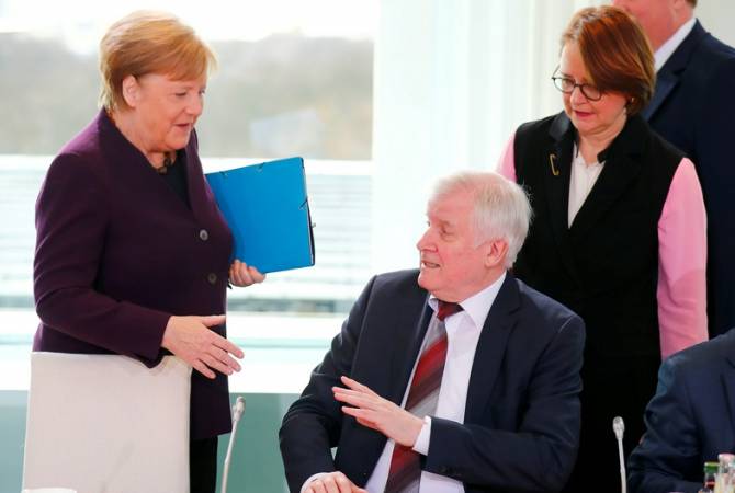  Немецкий министр отказался пожать руку Меркель из-за коронавируса 