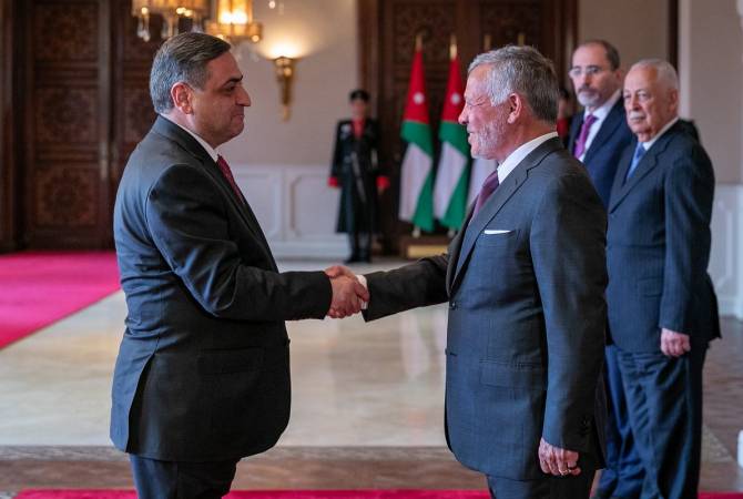  Посол Геворгян вручил верительные грамоты королю Иордании

 