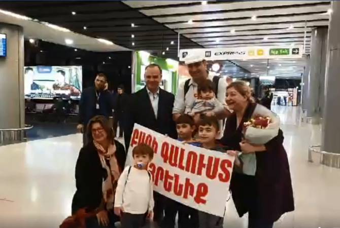 Ավստրալիայից Հայաստան է հայրենադարձվել Չահրոզյանների 
ընտանիքը.oդանավակայանում դիմավորում է Սինանյանը