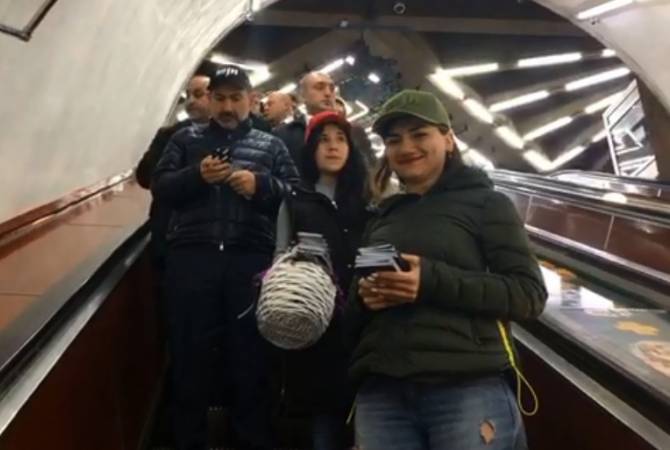 Никол Пашинян раздает гражданам буклеты на станциях метро Еревана

