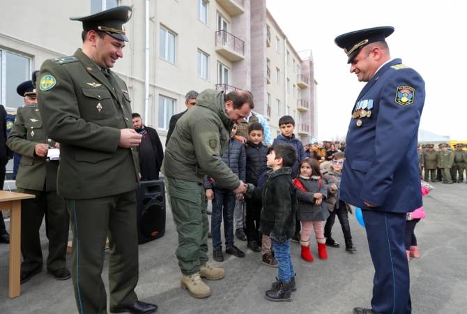 АРМЕНИЯ: Давид Тоноян вручил военнослужащим ключи от новых служебных квартир