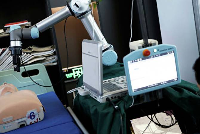 Չինաստանում ռոբոտ են մշակել կորոնավիրուսի քսուք վերցնելու համար
